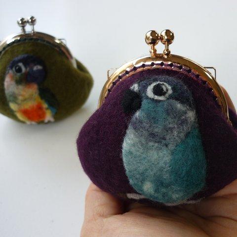 両面立体刺繍の飾るがま口（ウロコインコ・紫）