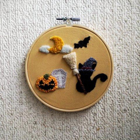 ハロウィンの壁掛け　刺繍　くろねこ　かぼちゃ