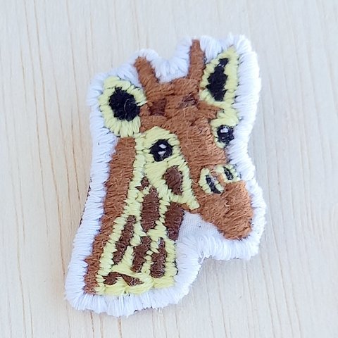 【刺繍ブローチ】＊ 穏やかなきりん