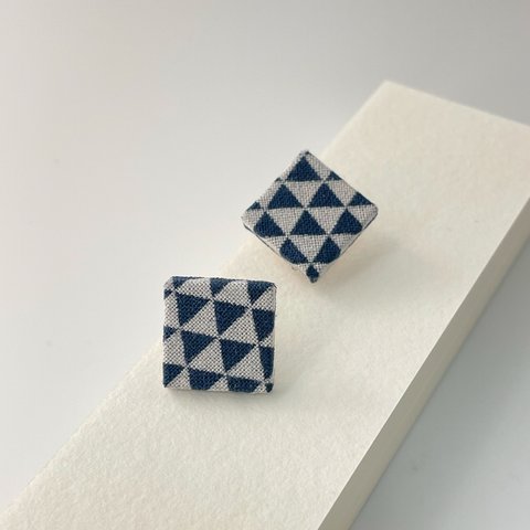 手染め pierced earrings 矩形　鱗