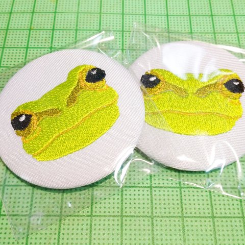 かえるの刺繍缶バッジ