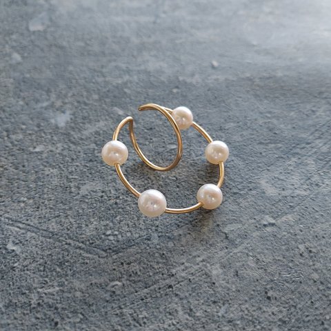 送料無料14kgf Freshwater Pearls station ear cuffs