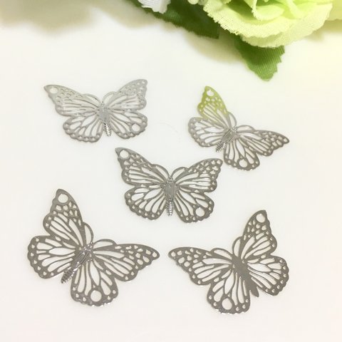 ◆送料無料◆ 6個⚫︎繊細な薄型の蝶チャーム