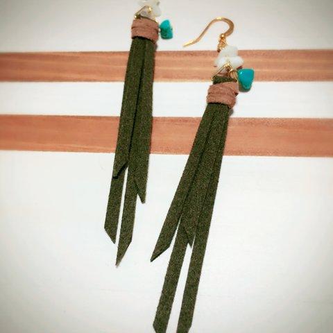 P23 LeatherFringePointピアス/カーキ