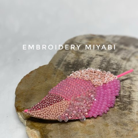 送料無料　葉っぱのビーズ刺繍ブローチ　ビビットピンク　～リュネヴィル刺繍～