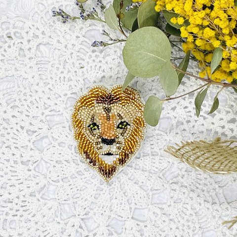 ビーズ刺繍のブローチ・ライオン