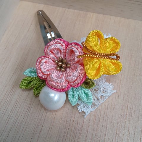 ピンクのお花と蝶々のつまみ細工のパッチンピン