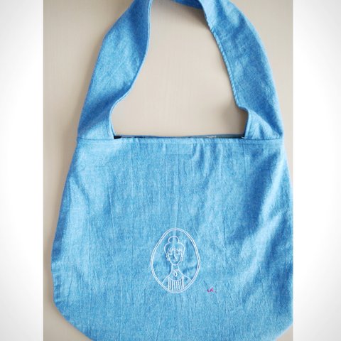 おだんごヘアレディの刺繍バッグblue