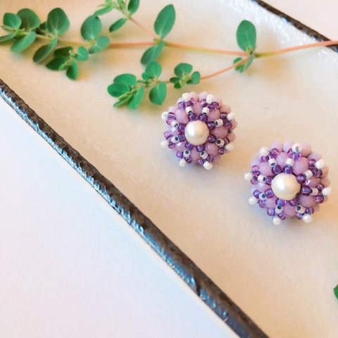 薄紫 ビーズ刺繍のフラワーピアス