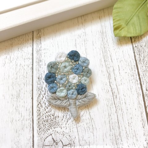 青バラの花束刺繍ブローチ