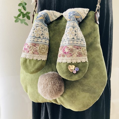 【インド刺繍RIBON】革調グリーン・ハート・クリスタルストーン【大うさぎポシェット】