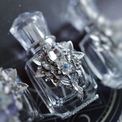 【氷精の銀花香（銀）】白銀に煌くガラスの香水瓶（30ml）