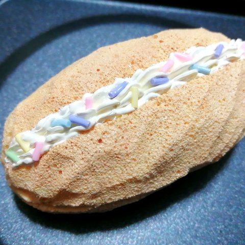 クリーム入りコッペパン　スクイーズ