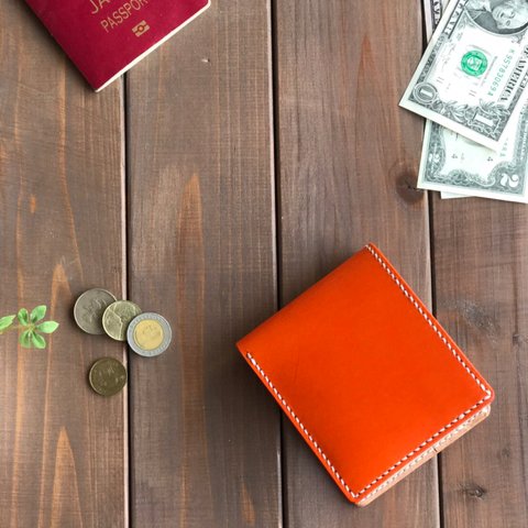 イタリアンレザーを使った無地とオレンジの二つ折り財布  