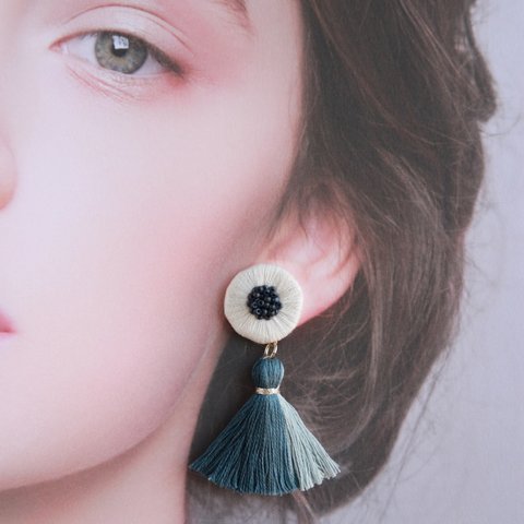 【de base navy blue x white】ピアス（ビーズ刺繍×タッセル｜つぶつぶビーズが可愛いアクセサリーです）※イヤリングの場合は金具変更にて選択してください※