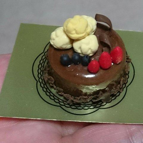 シュークリームがのったチョコケーキ