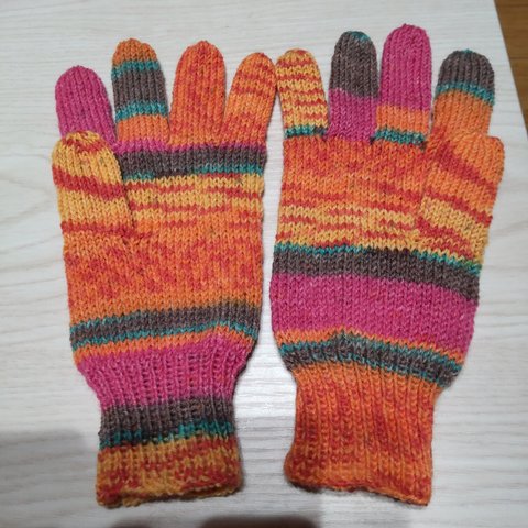 オパール毛糸の手編みの手袋