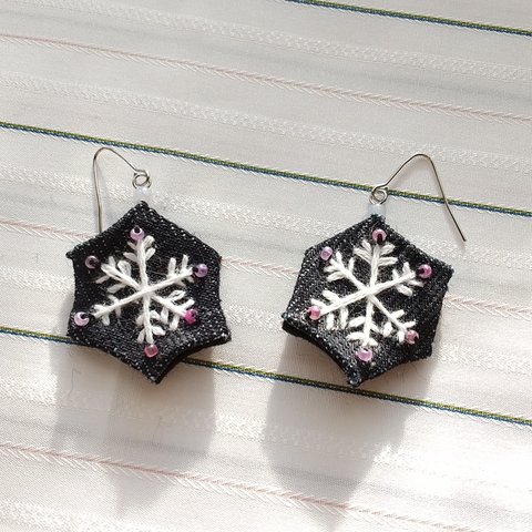 雪の結晶 刺繍ピアス