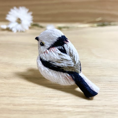 シマエナガの刺繍ブローチ