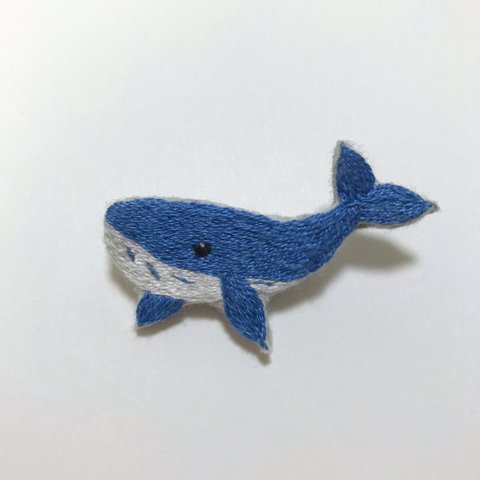 くじらの刺繍ブローチ(受注制作)