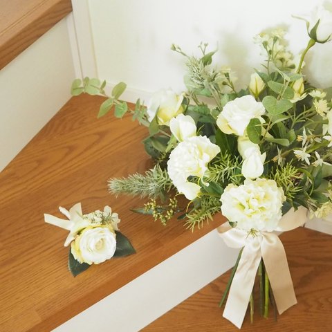 高級造花のクラッチブーケ　白×緑　ブートニアセット　アーティフィシャルフラワー
