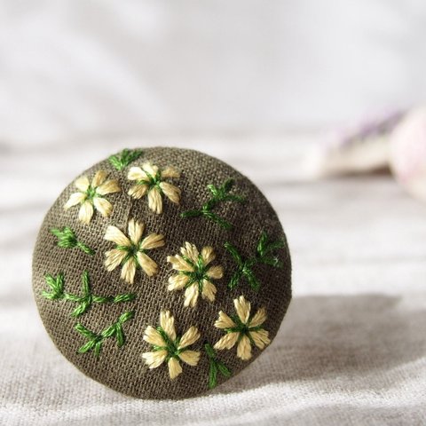 刺繍ブローチ 春の花　ヘアゴム可 くるみボタン　送料無料