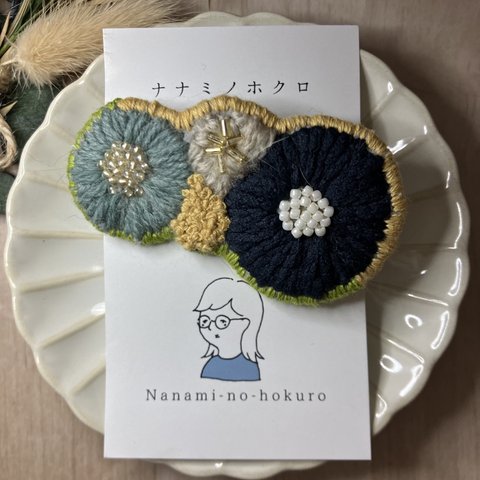 毛糸刺繍の花束ブローチ