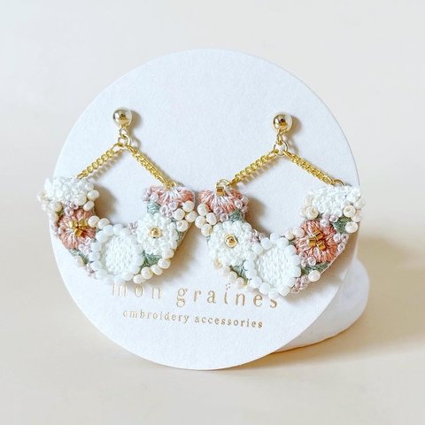 《再販》花模様の扇形が揺れる刺繍ピアス/イヤリング『Flower fan』秋冬オススメのシナモンブラウン