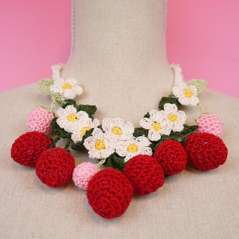 いちごのネックレス☆ハンドメイド☆お花のレース編み