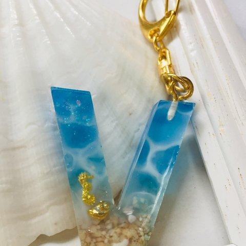 アルファベット　キーホルダー　レジン　海　V