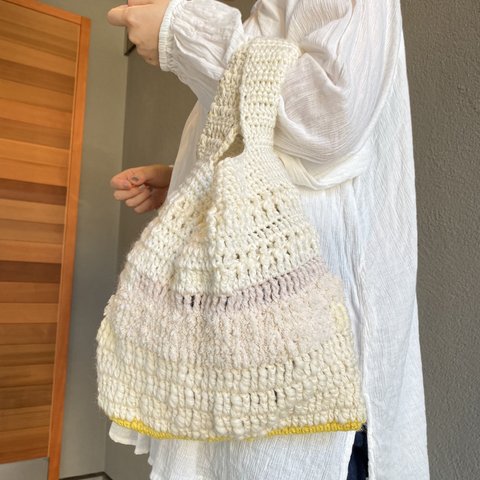 毛糸の鍵編みバッグ(白白白少し黄色)