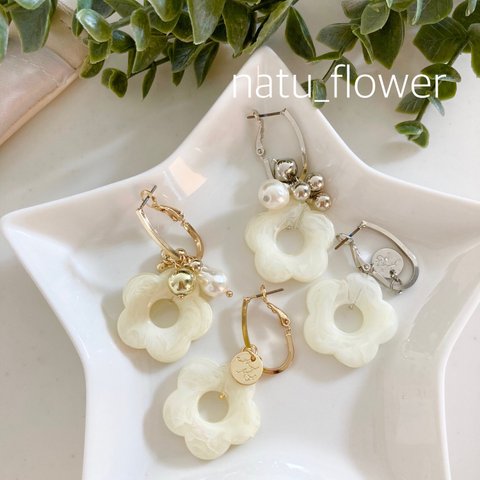 ☆SALE☆【ホワイトフラワーチャームのピアス・イヤリング】/ゴールドフープ/シルバーフープ/アクリルフラワー/大ぶり/ピアス/イヤリング/アシンメトリー/個性的/値下げ