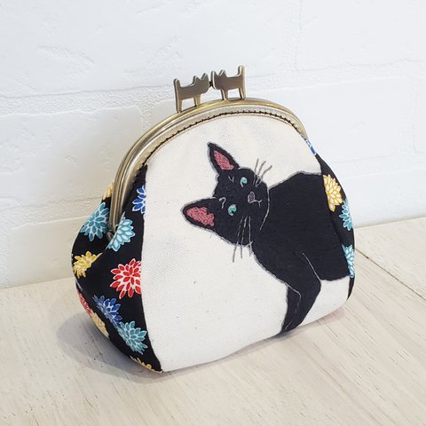 黒猫の手刺繍　ネコひねりのがま口👛