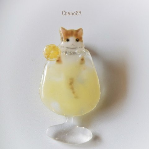 ワイングラス×猫のブローチ（茶トラ白）