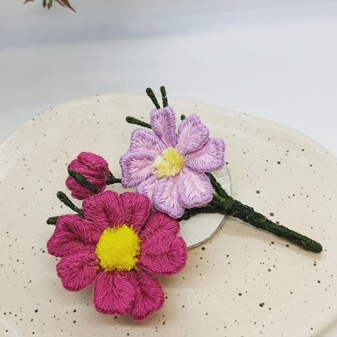 コスモスの立体刺繍のブローチ