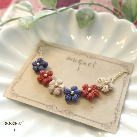 刺繍糸の小さなお花のネックレス