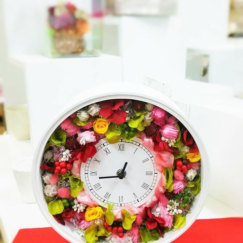 この花時計は　ガーデニングの好きな方に贈っていただけたら　喜ばれるかなと思い作りました。小さな小花を幾種類も使ってちょっとしたお花畑みたいにお作りいたしました。