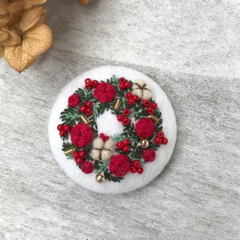 刺繍のブローチ クリスマスリース