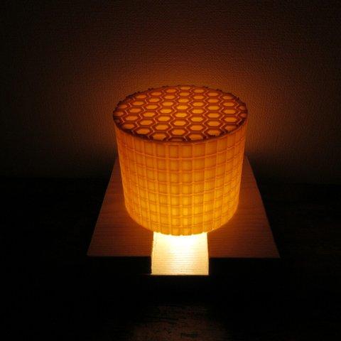 デザイン アート　ランプシェード　LED 卓上ランプ　円柱形　幾何学模様
