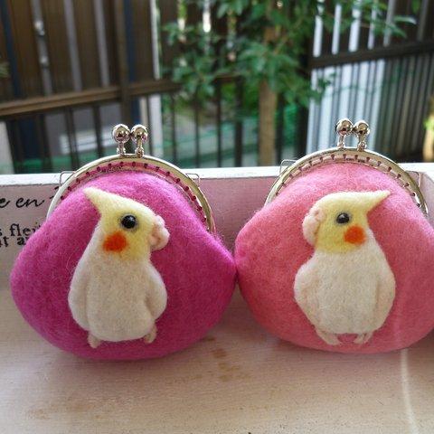 両面立体刺繍の飾るがま口（オカメインコ・ローズピンク）