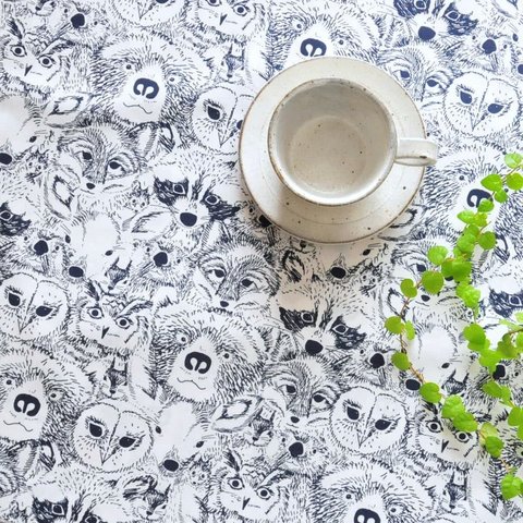 生地　Menagerie Onyx　 -IS-60011　-ART GALLERY FABRICS