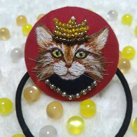 猫の刺繍 ヘアゴム  王様