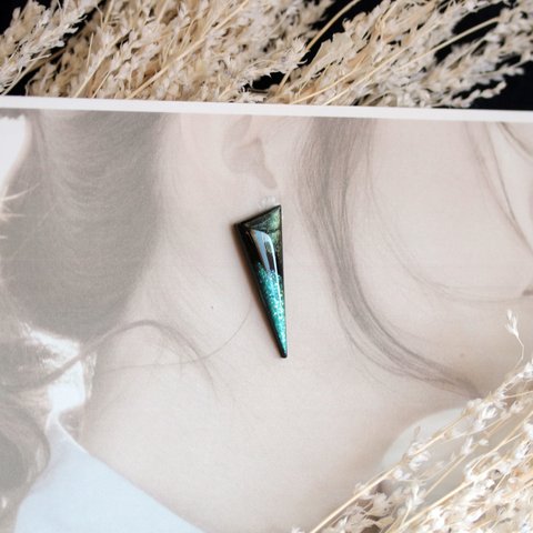 Triangle Tusk Green　ピアス