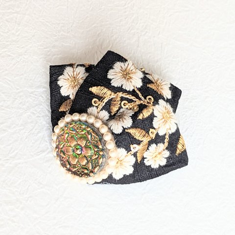 インド刺繍リボンとチェコガラスボタンブローチ　ビーズ刺繍　ストールや帽子、胸元に華やかアイテム