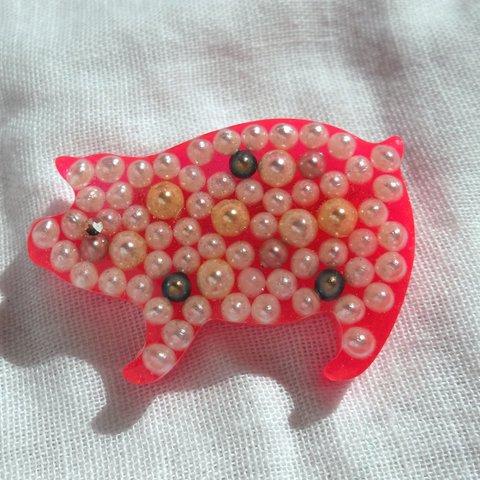豚に真珠ブローチ　ピンク　蓄光