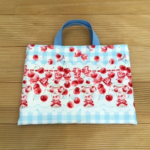 【sale】内ポケットつき　ミニレッスンバッグ　チェリー🍒パフェ　水色　裏地キルティング　25×35センチ　マチなし　バッグ　お道具入れ　お道具バッグ　レッスンバッグ　小さめ