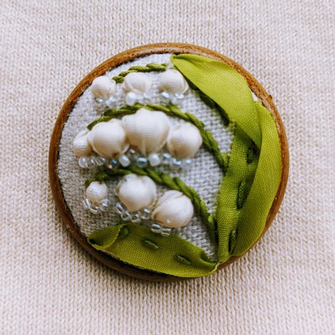 リボン刺繍　すずらんのブローチ(木枠サークル)