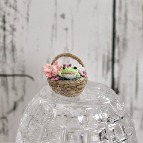 【花かごシリーズ】3Dカエルちゃんの花かごブローチ。つまみ細工