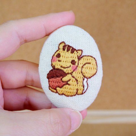 くるみボタンのブローチ　〜どんぐり＆りすさん刺繍〜　※受注生産