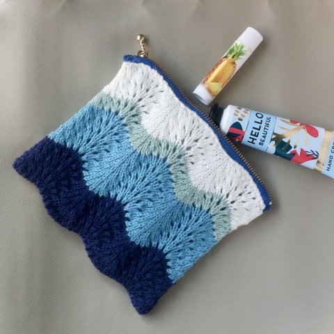 波模様のコットン編みポーチ【紺ジッパー&ブルー柄布】
